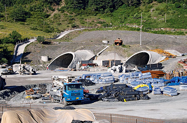 Innovative Rock Support System for Squeezing Rock Mass Conditions Innovative Rock Support System for Squeezing Rock Mass Conditions
