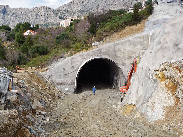 AT-Pipe Umbrella Support System allows safe Driving of Omis Tunnel AT-Pipe Umbrella Support System allows safe Driving of Omis Tunnel